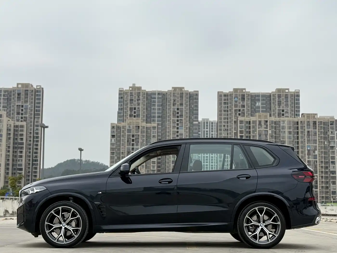 BMW X5 2025 Model xDrive 30Li Exclusive M Sport Blackout Package фото 12