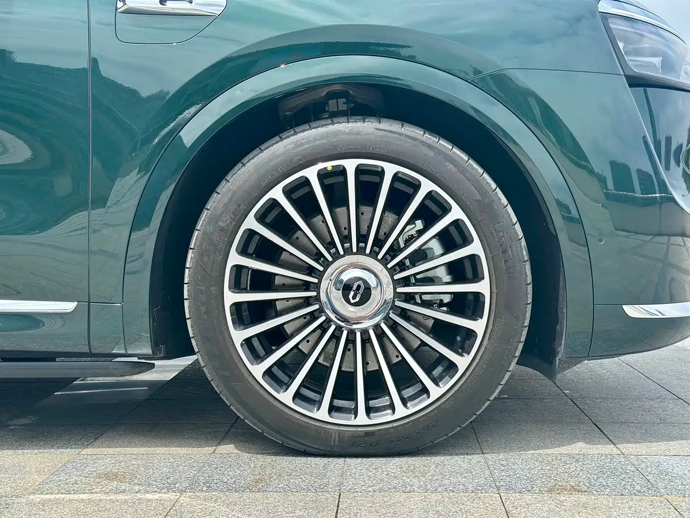 AITO Wenjie AITO M8 2025 Extended Range Ultra 53.4kWh 6-Seater фото 15