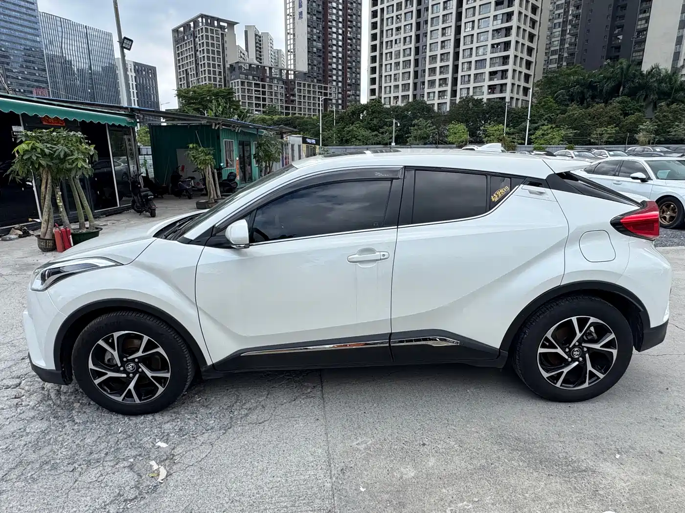 Toyota C-HR 2018 2.0L Leading Sunroof Edition V фото 4