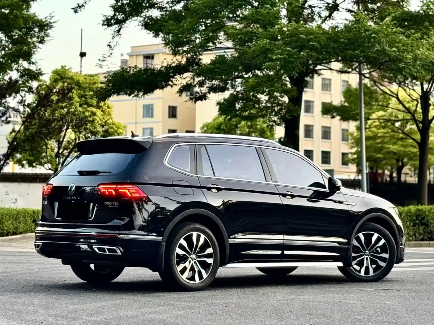 Volkswagen Tiguan L 2022 380TSI Automatic 4WD R-Line Cross Edition 7-Seater фото 7