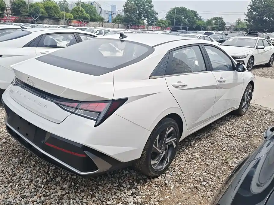 Hyundai Elantra 2023 1.5L CVT GLX Elite Edition фото 3