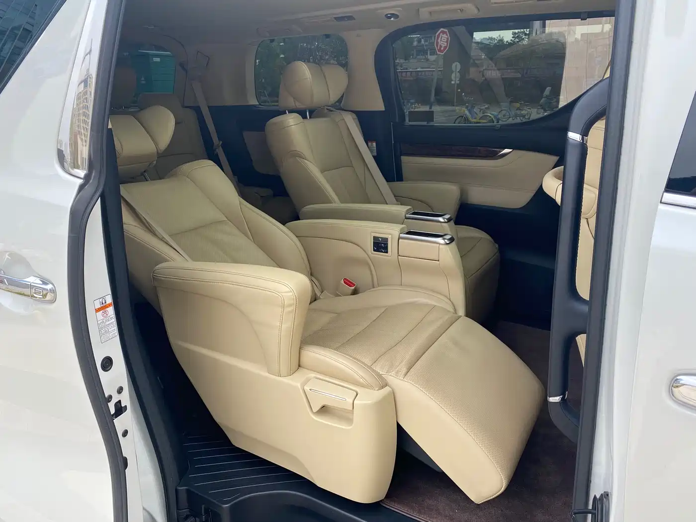 Toyota Alphard 2021 Hybrid 2.5L Luxury фото 9