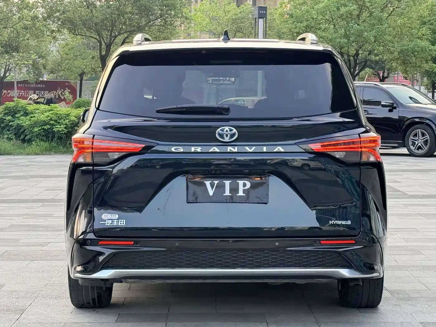 Toyota Granvia 2023 2.5L Hybrid Flagship VIP Edition фото 3