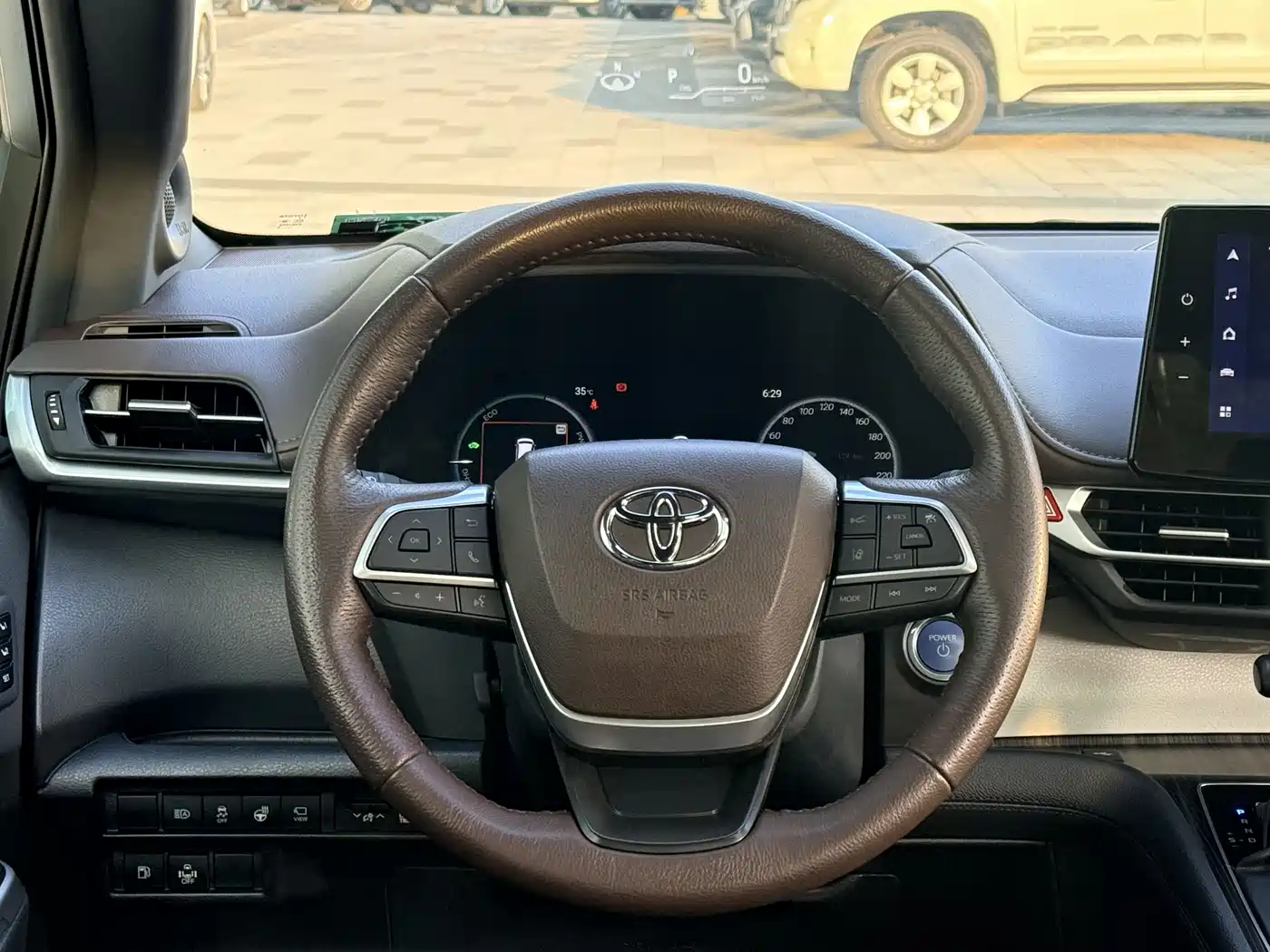 Toyota Granvia 2023 2.5L Hybrid Flagship VIP Edition фото 10