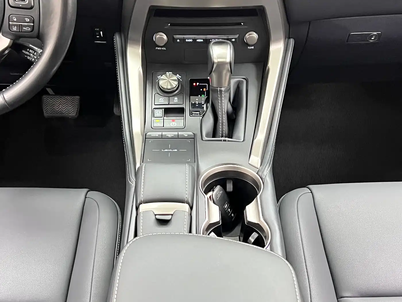 Lexus NX 2020 300h FWD F Sport China VI фото 25