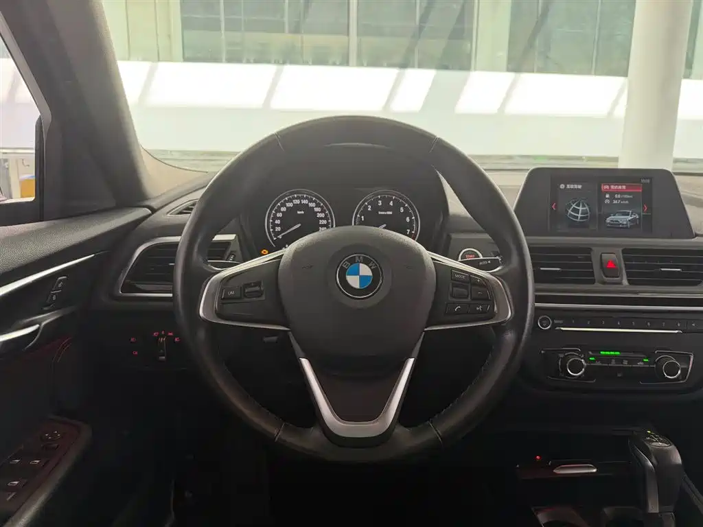 BMW 1 Series 2018 118i Sport Edition фото 9