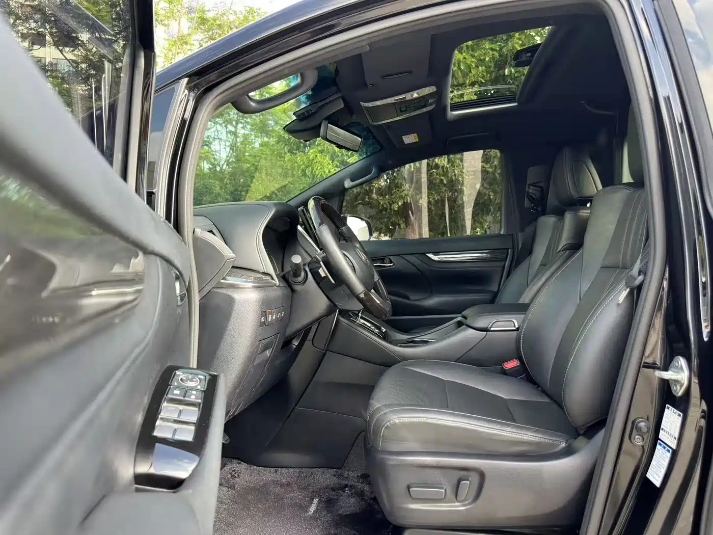 Lexus LM 2020 300h 4-Seat Imperial Edition фото 8