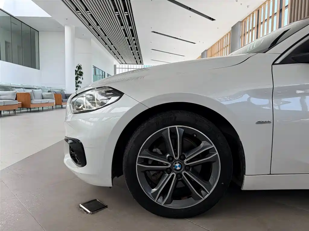 BMW 1 Series 2018 118i Sport Edition фото 5