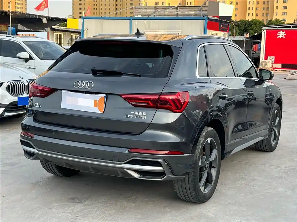 AUDI Q3