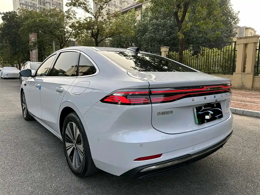 Geely Galaxy Galaxy A7 2025 EM-i 150km Long Voyage Edition фото 6