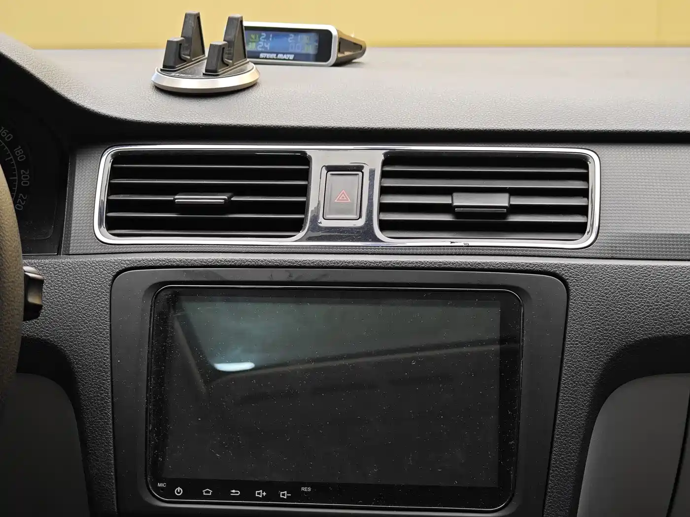 Škoda Rapid 2016 1.6L Automatic Pioneer Edition фото 15