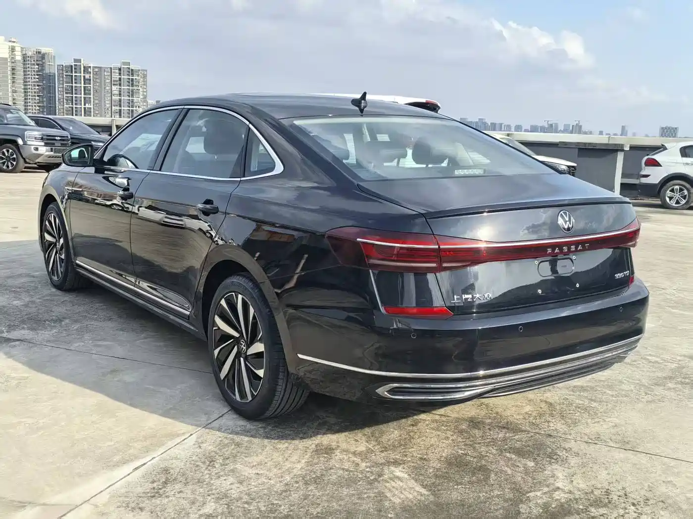 Volkswagen Passat 2023 330TSI Starlight Luxury Edition фото 14
