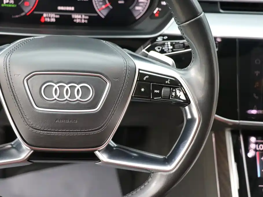 Photo 17 - Audi A8