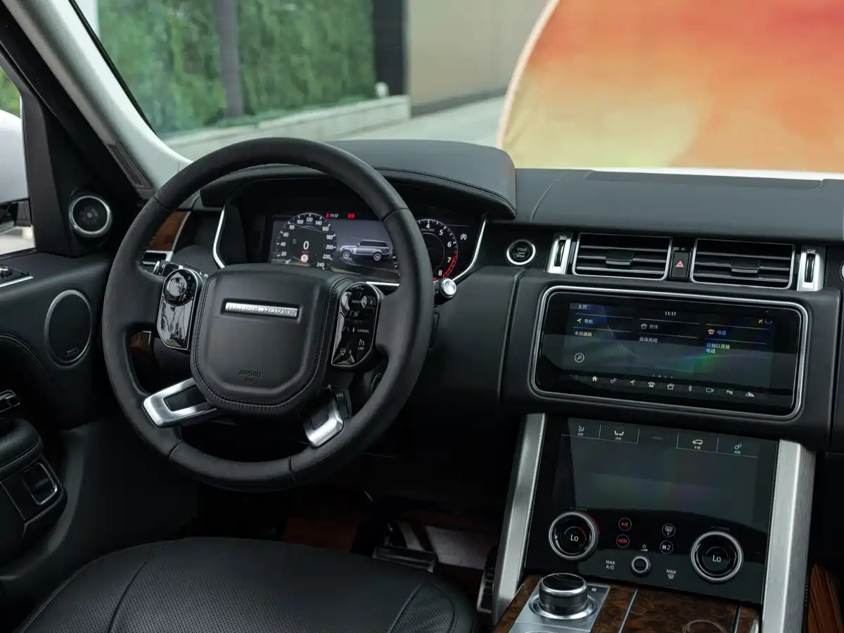 Land Rover Range Rover 2020 3.0 L6 Heritage Extended Edition фото 12