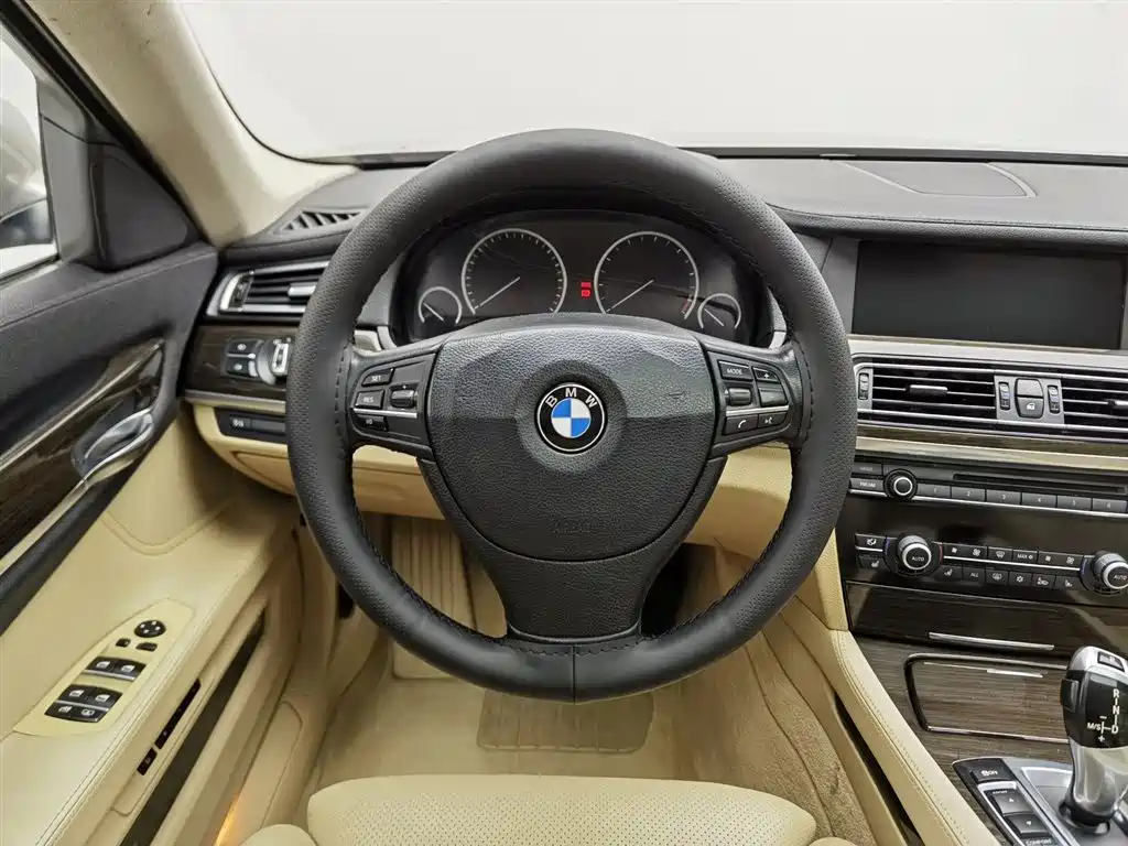 BMW 7 Series 2009 Model 740Li Leading Edition фото 11