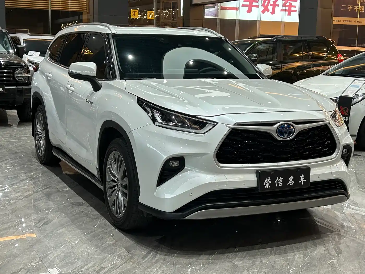 Toyota Highlander 2023 2.5L Smart Hybrid Dual Engine AWD Premium 7-Seater фото 3