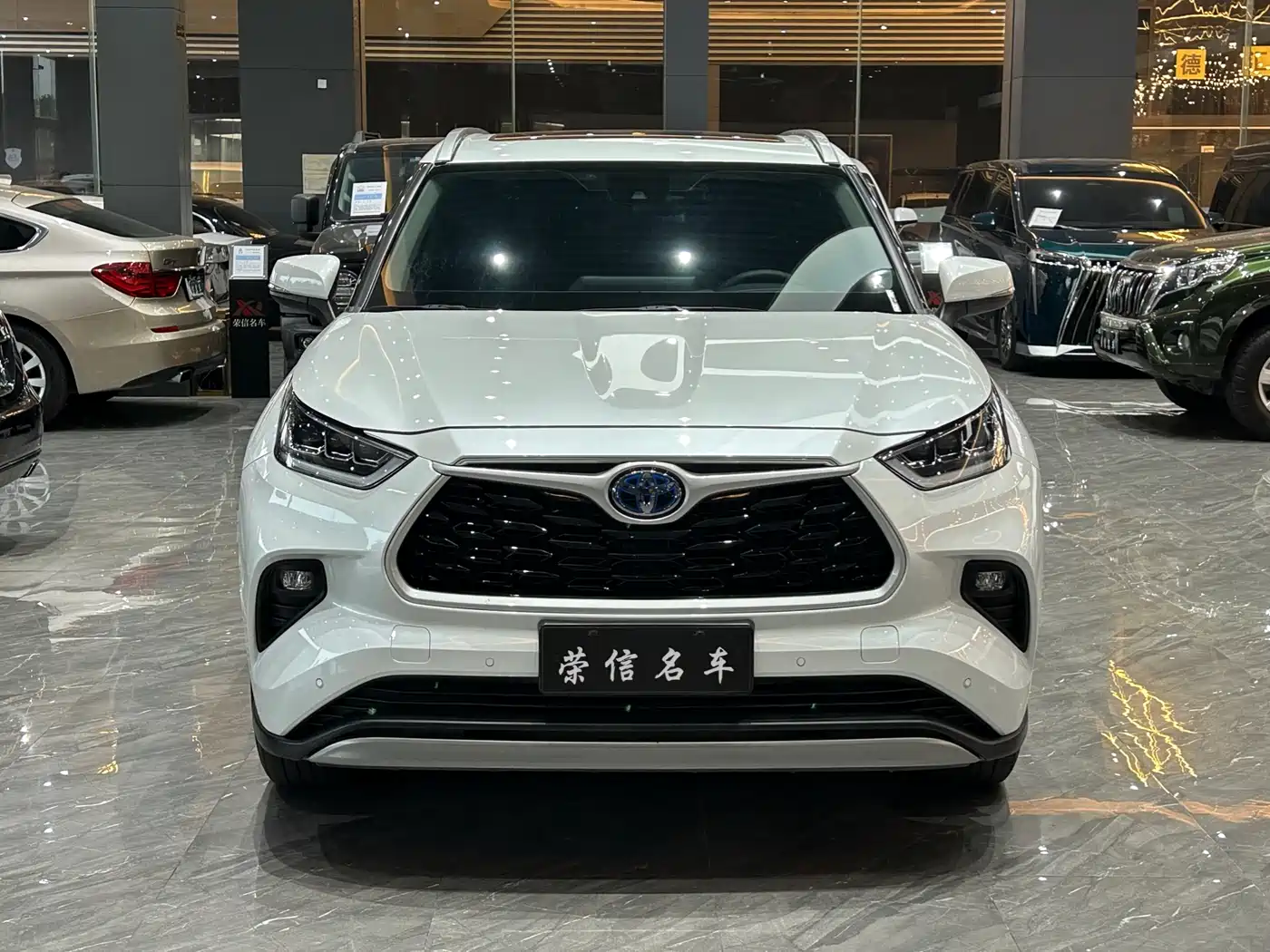 Toyota Highlander 2023 2.5L Smart Hybrid Dual Engine AWD Premium 7-Seater фото 2