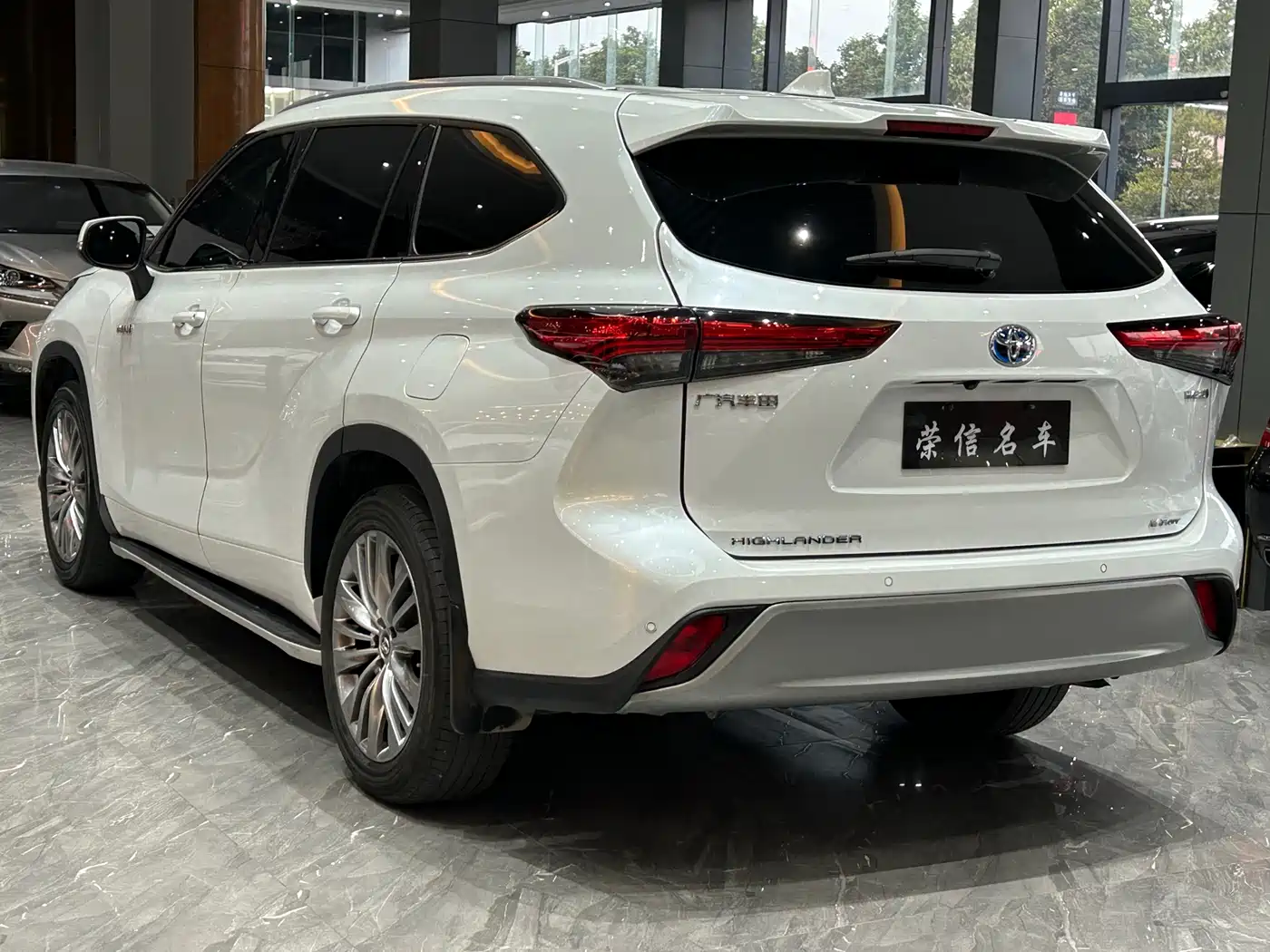 Toyota Highlander 2023 2.5L Smart Hybrid Dual Engine AWD Premium 7-Seater фото 5
