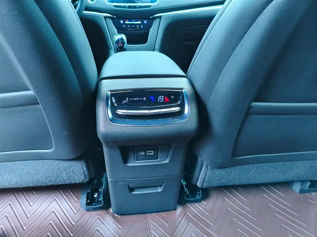 Cadillac XT6 2021 2.0T 7-Seater 4WD Trend Edition фото 15