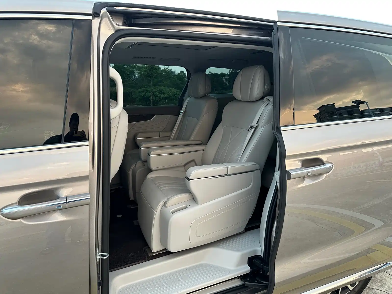 Фото 22 - Roewe iMAX8 EV