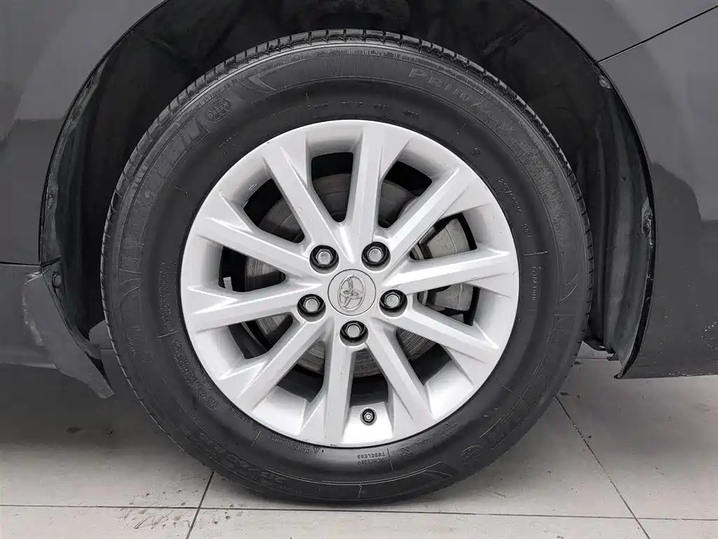 Toyota Camry 2016 2.0G 10th Anniversary Leading Edition фото 17