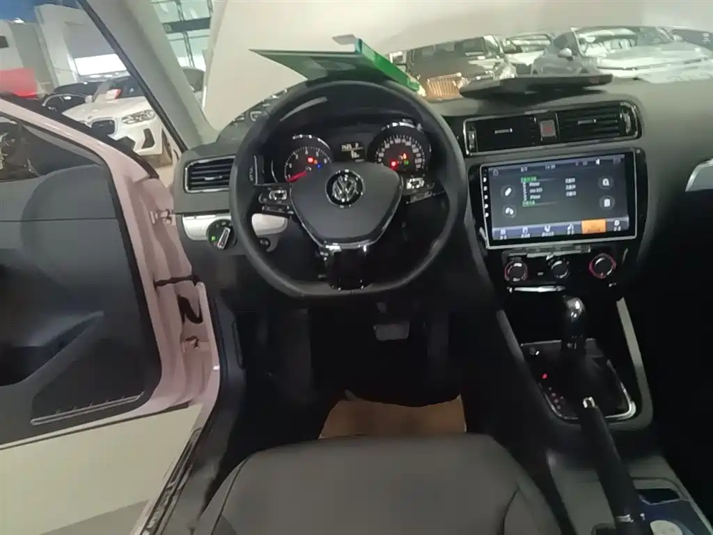 Volkswagen Sagitar 2017 1.6L Automatic Comfort фото 11