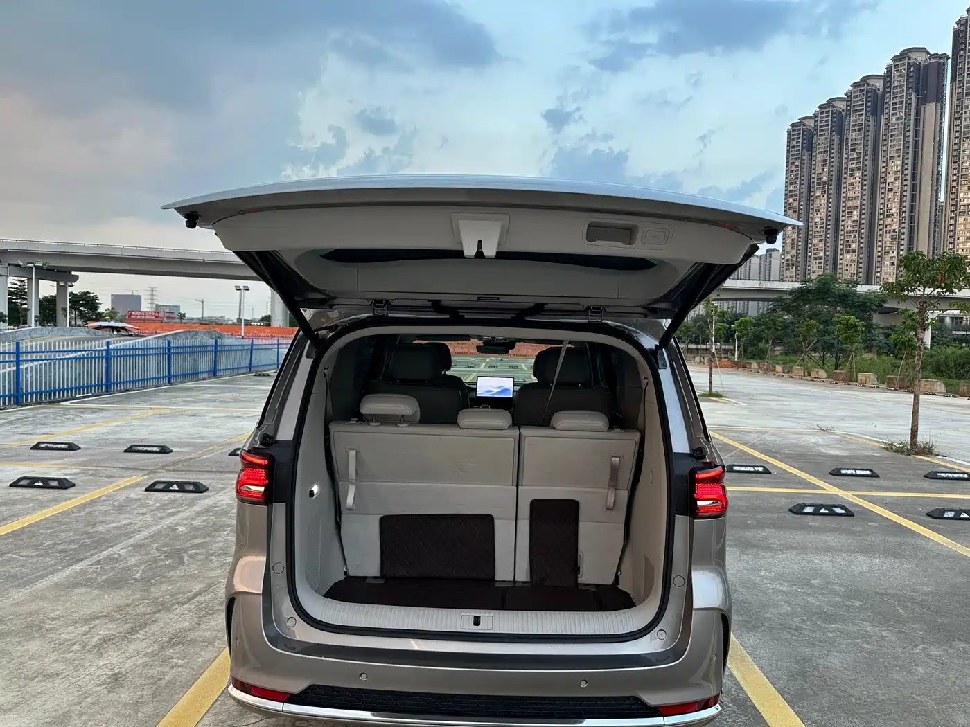 Roewe iMAX8 EV 2024 2025 1.5T DMH Land Luxury Edition
