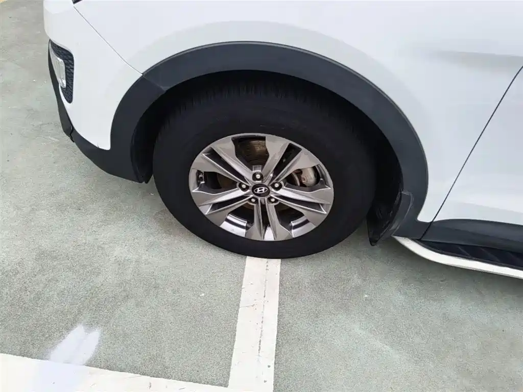 Hyundai Santa Fe 2015 2.4L Automatic 2WD Smart 5-seater фото 23