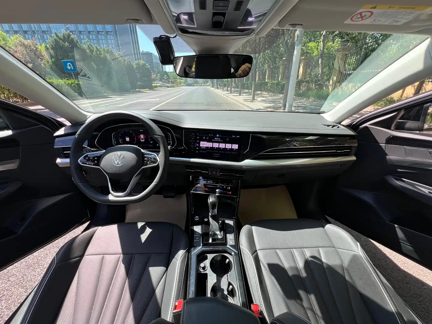 Volkswagen Passat 2024 380TSI Luxury фото 2