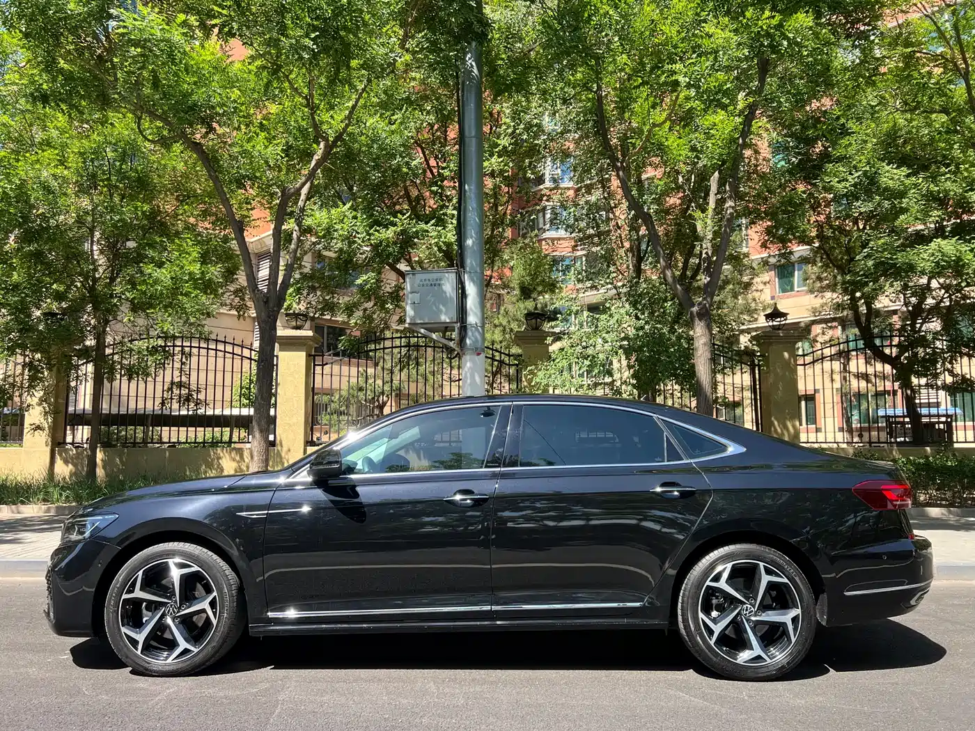 Volkswagen Passat 2024 380TSI Luxury фото 14