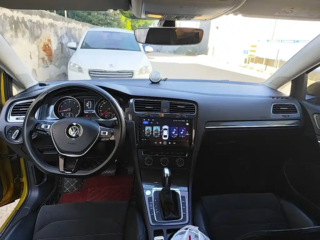 Photo 10 - Volkswagen Golf