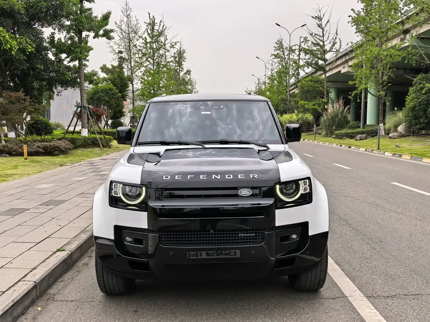 Land Rover Defender 2023 Facelift 90 2.0T P300 X-DYNAMIC HSE фото 2