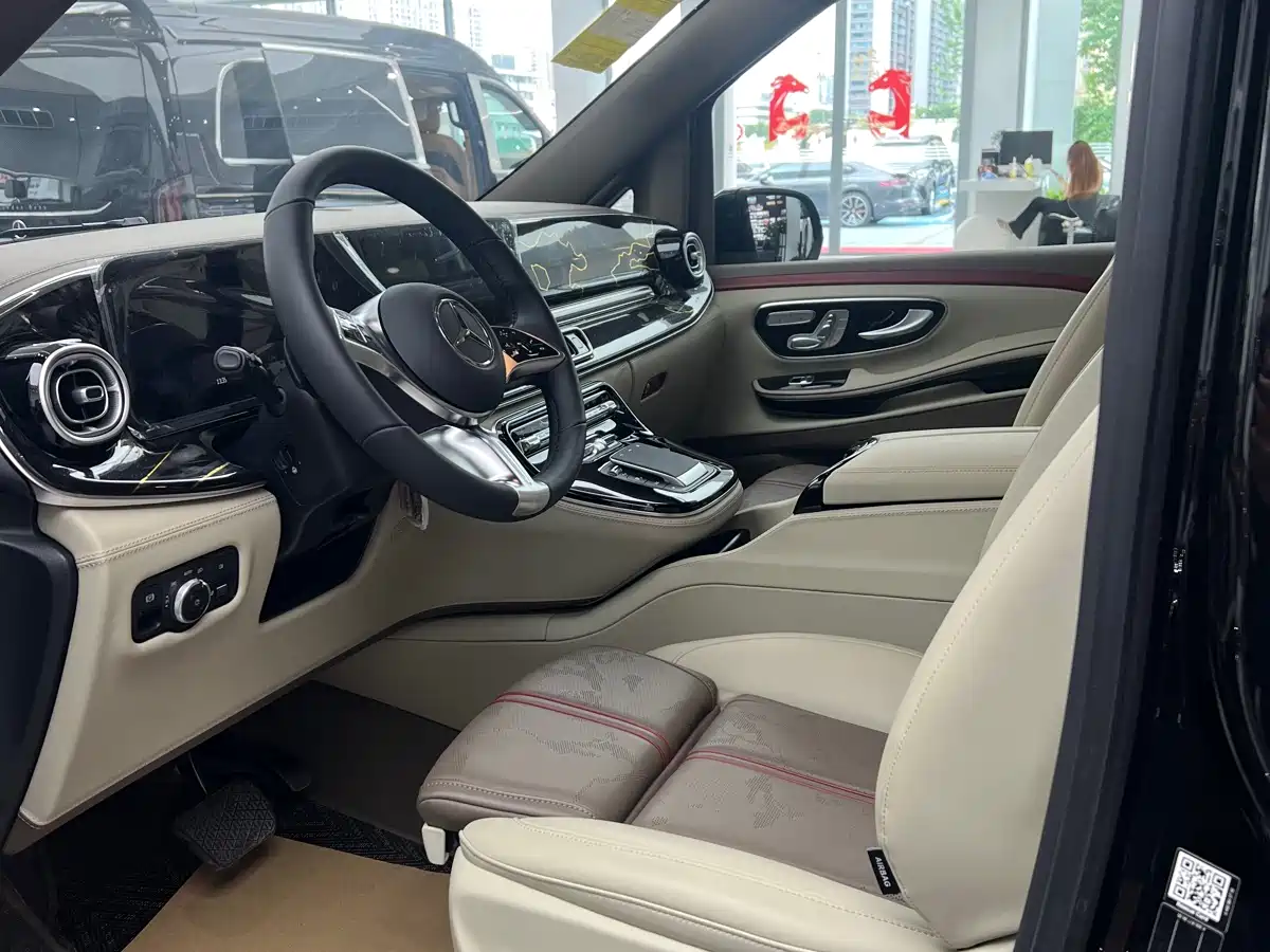 Mercedes-Benz V-Class 2024 V 300 L Long Wheelbase Premium фото 5