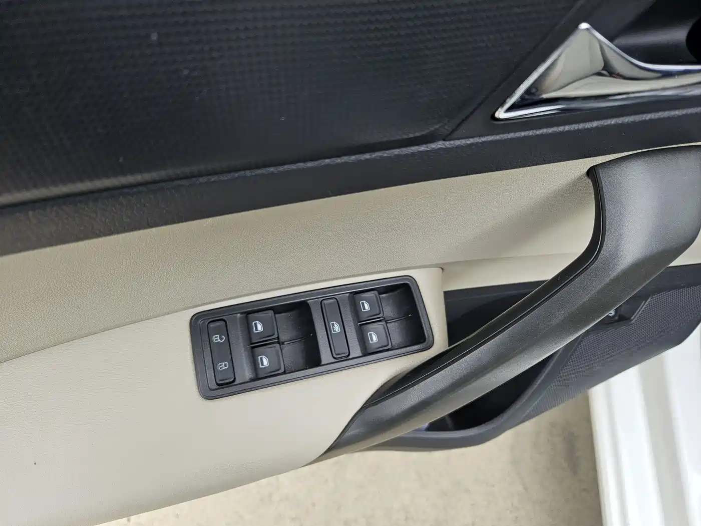 Škoda Rapid 2016 1.6L Manual Pioneer Edition фото 7
