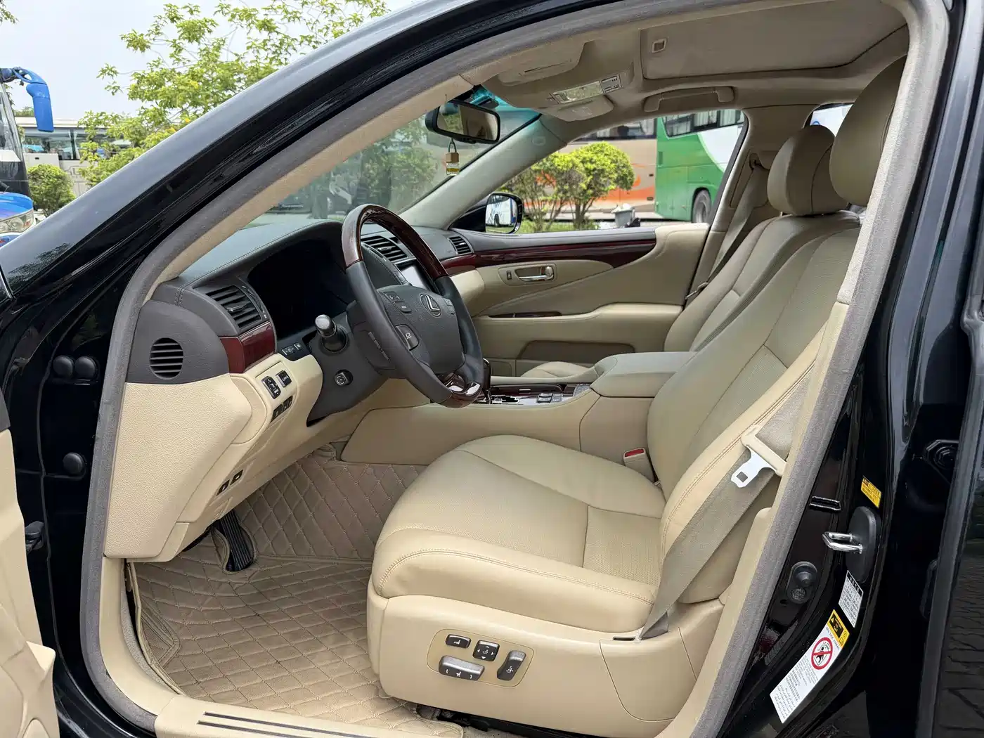 Фото 10 - Lexus LS
