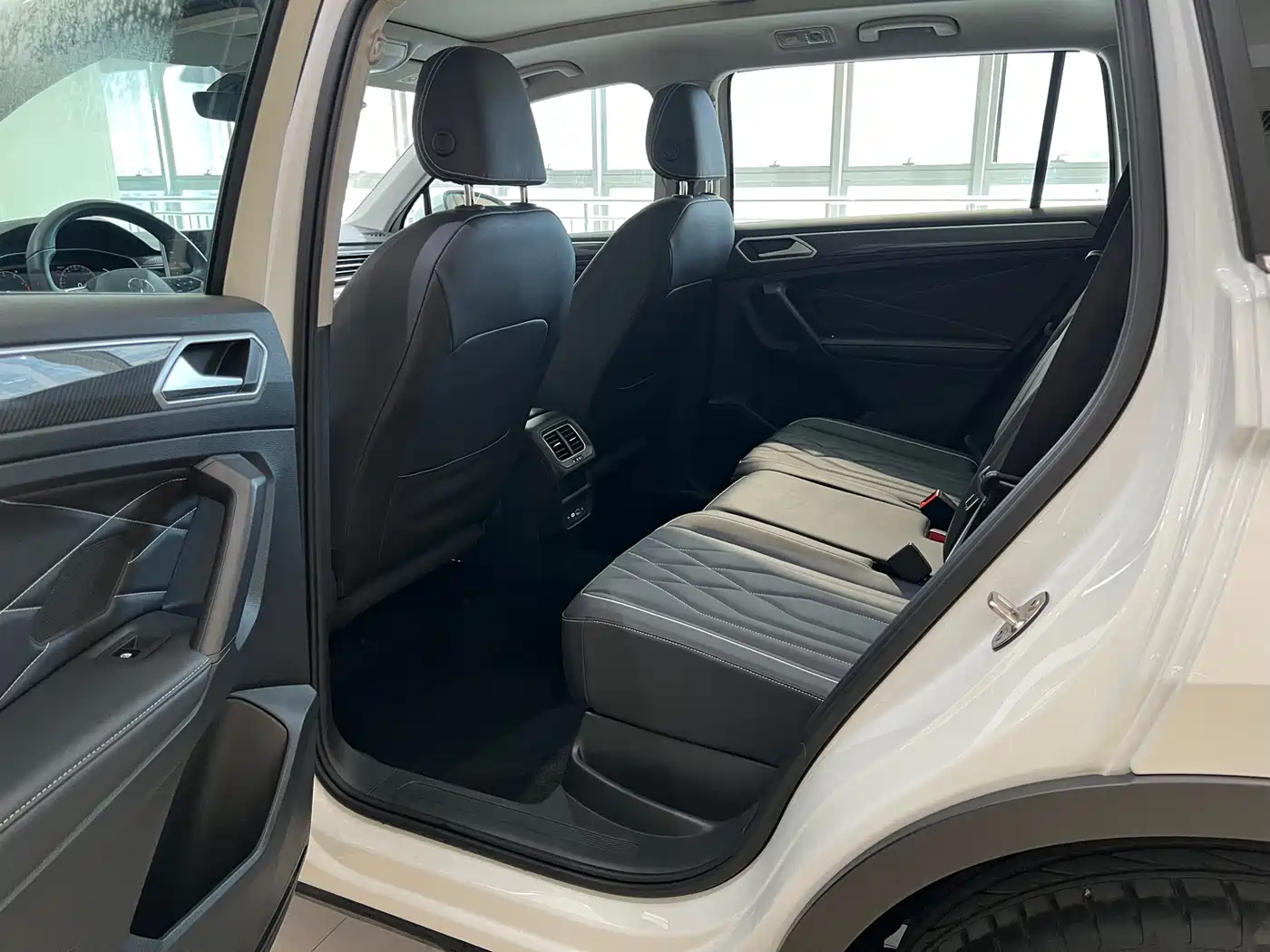 Volkswagen Tiguan L 2024 330TSI Automatic 2WD R-Line Premium Enjoyment Edition фото 12