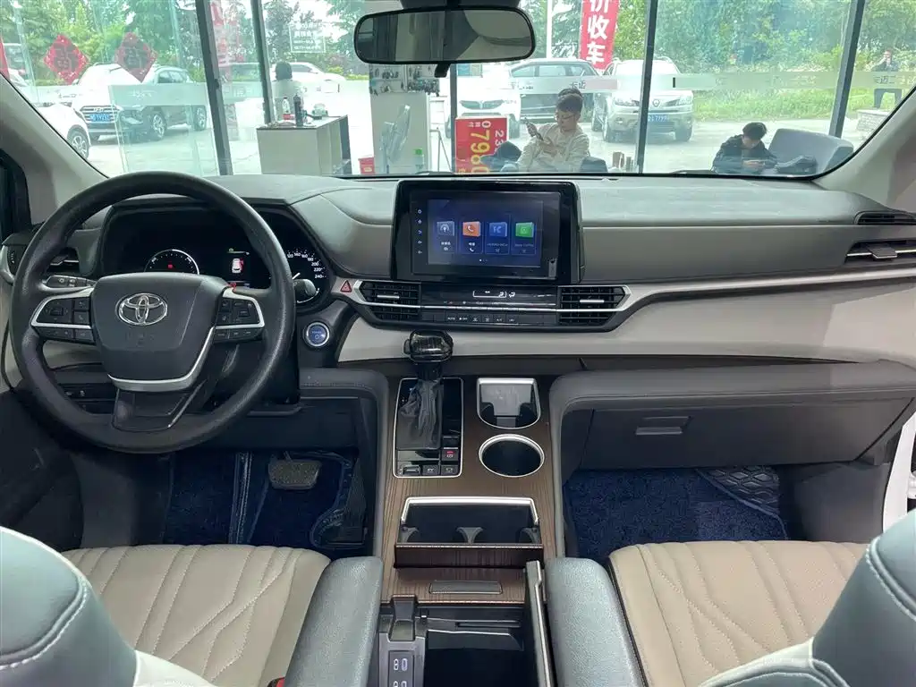 Toyota Sienna 2023 2.5L Hybrid Comfort Edition фото 6