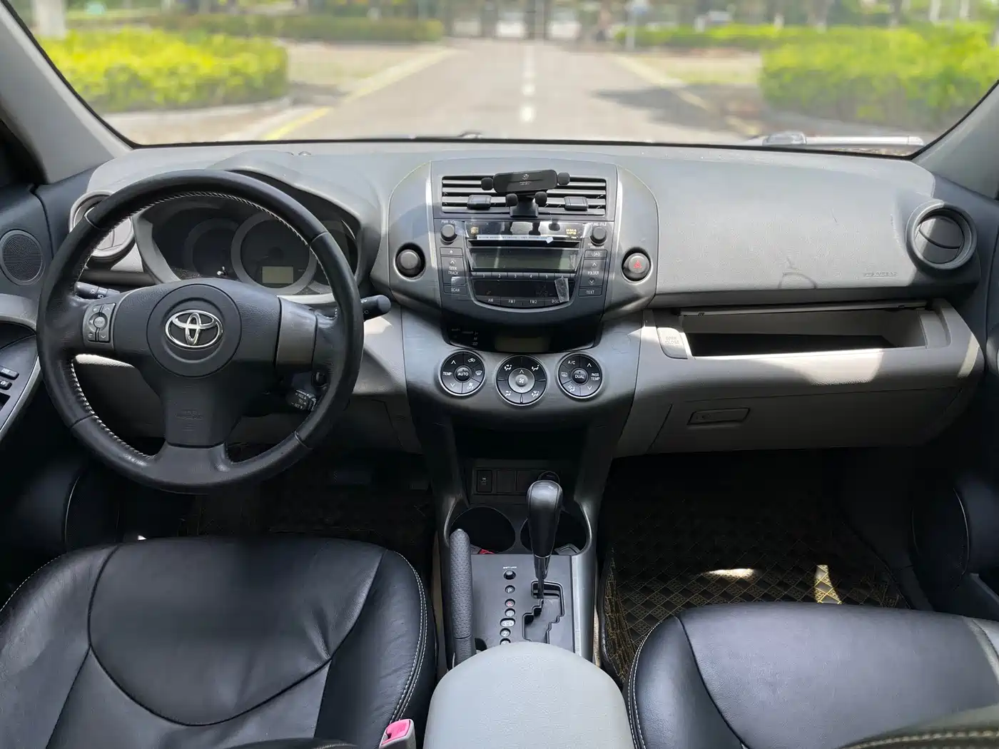 Toyota RAV4 Rongfang 2011 2.0L Automatic Luxury Edition фото 11