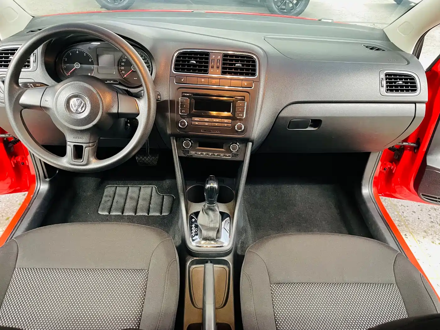 Volkswagen Polo 2011 1.4L Automatic Style Edition фото 8