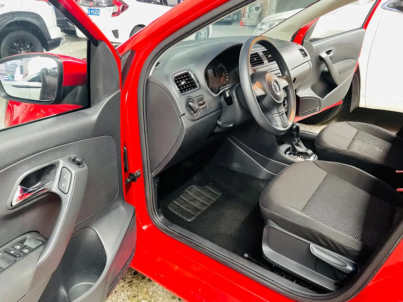 Volkswagen Polo 2011 1.4L Automatic Style Edition фото 4