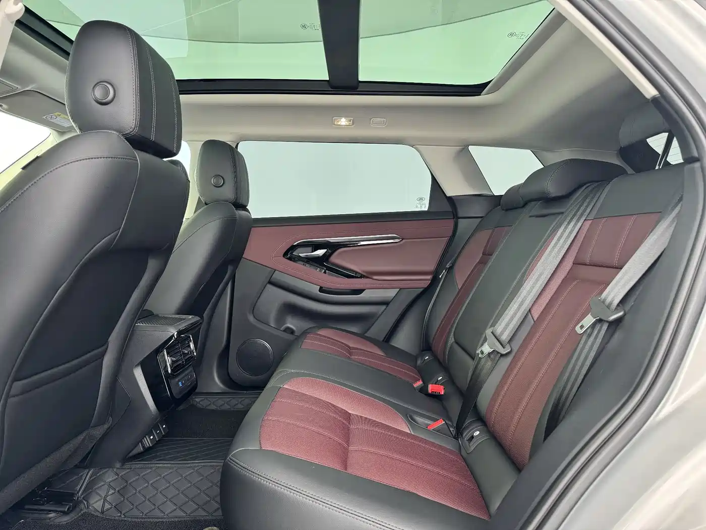 Land Rover Range Rover Evoque New Energy 2022 Range Rover Evoque L P300e Plug-in Hybrid фото 11