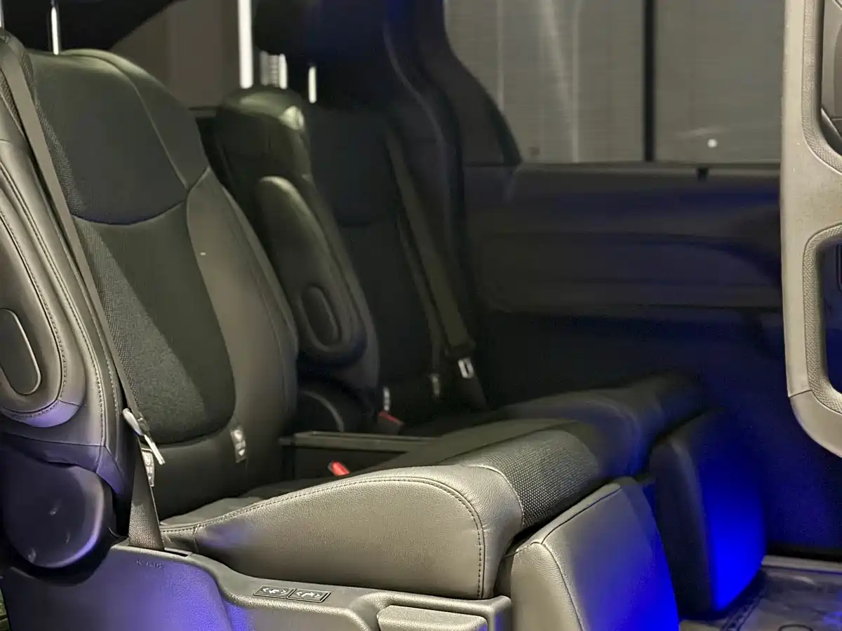 Toyota Granvia 2023 2.5L Hybrid VIP Edition фото 7