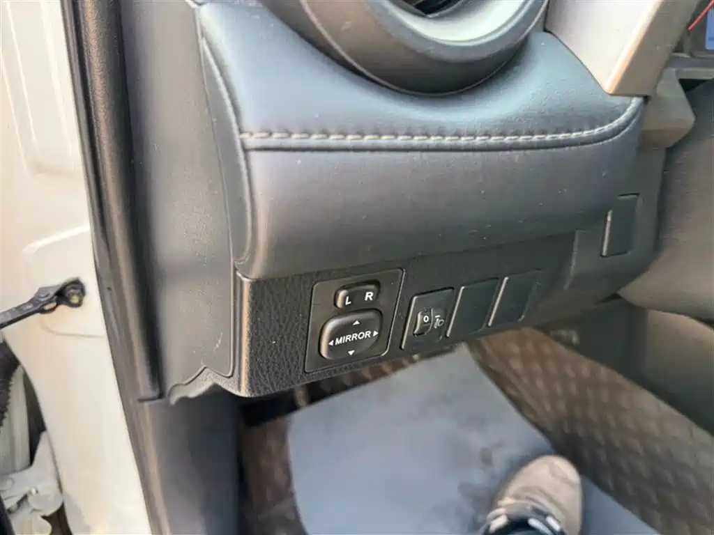 Toyota RAV4 Rongfang 2015 2.0L CVT 2WD Trend Edition фото 2