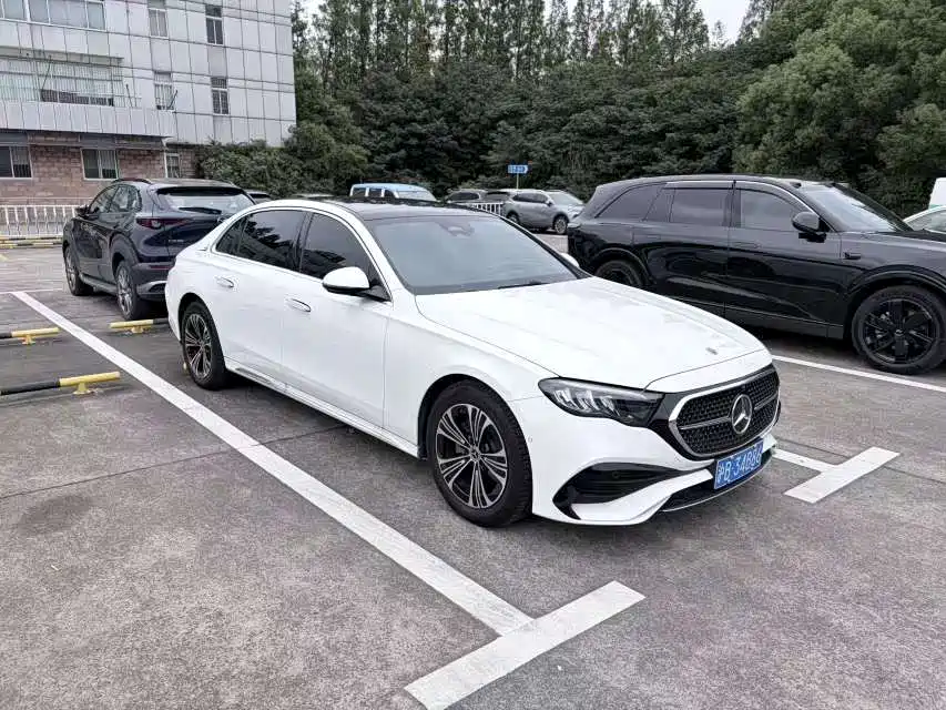 Фото 3 - Mercedes-Benz E-Class