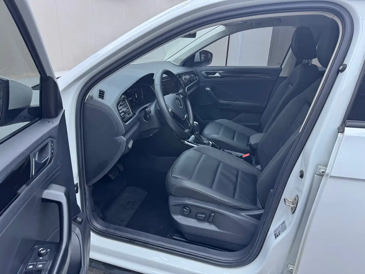 VOLKSWAGEN T ROC EXPLORING SONGS