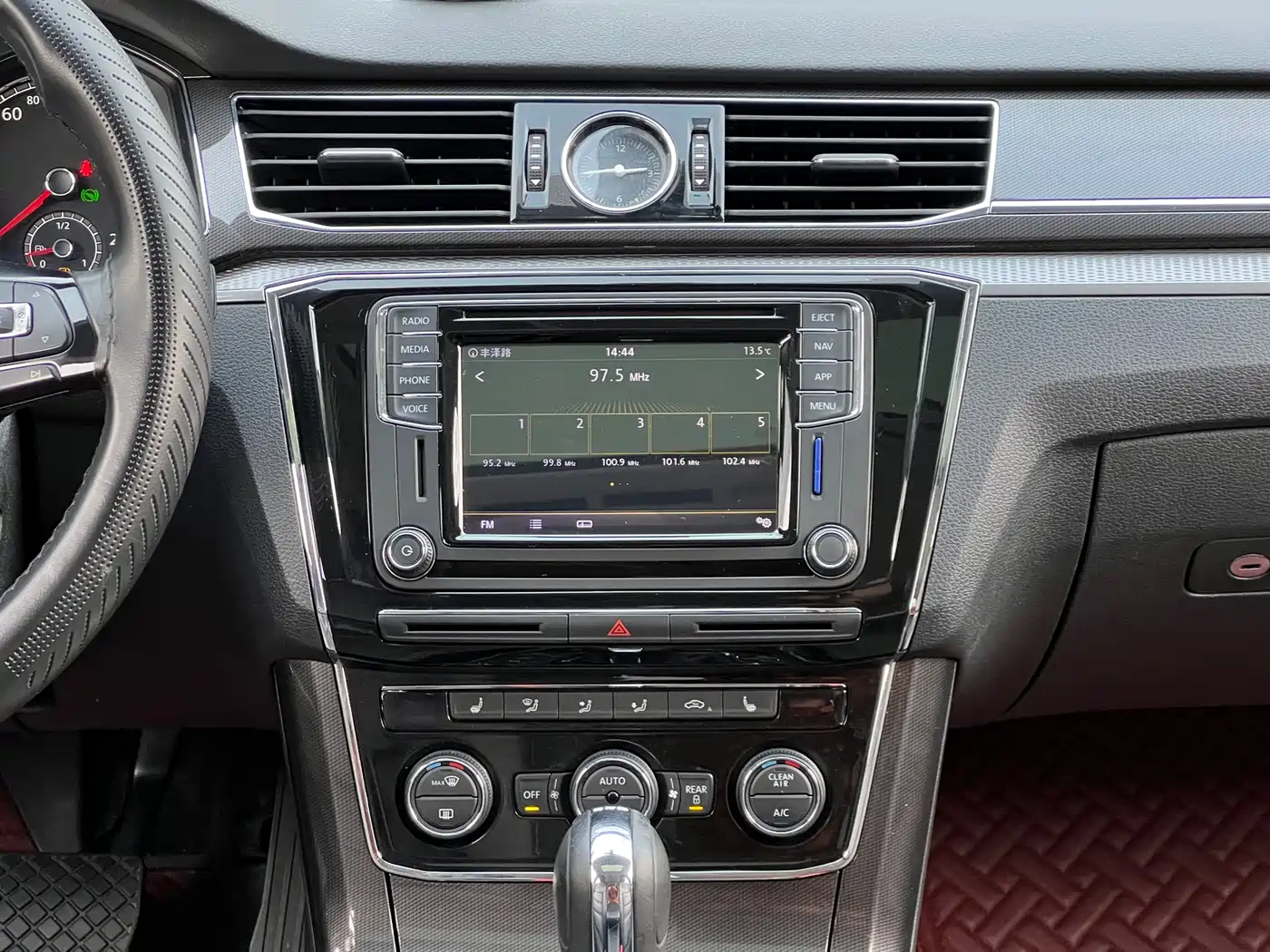 Volkswagen Passat 2017 330TSI DSG Luxury фото 12
