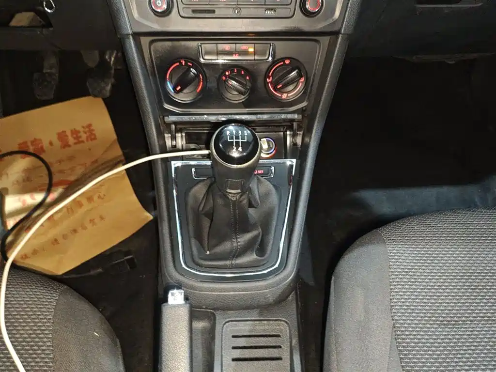 Volkswagen Bora 2018 1.5L Manual Fashion фото 14