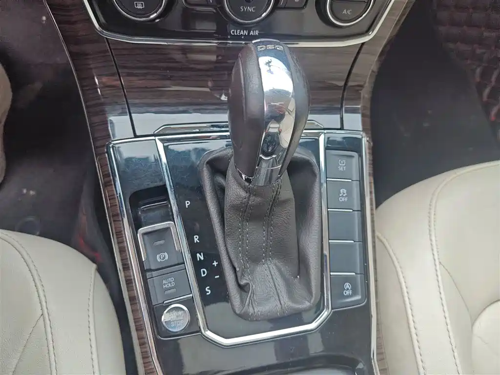 Volkswagen Passat 2016 280TSI DSG Honor Edition фото 14