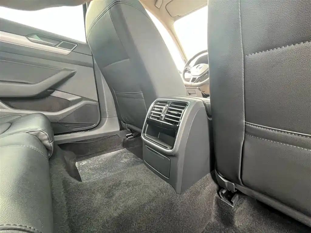 Volkswagen Magotan 2018 330TSI DSG Leading фото 17