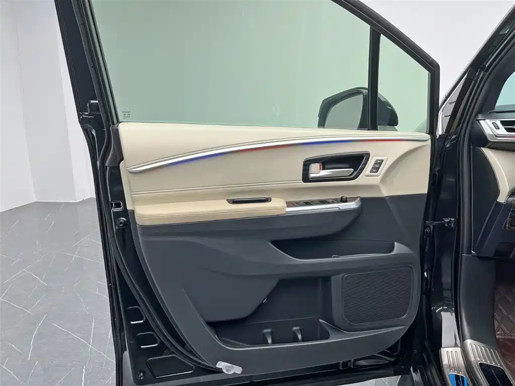 Toyota Granvia 2023 2.5L Hybrid Prestige PLUS Edition фото 12